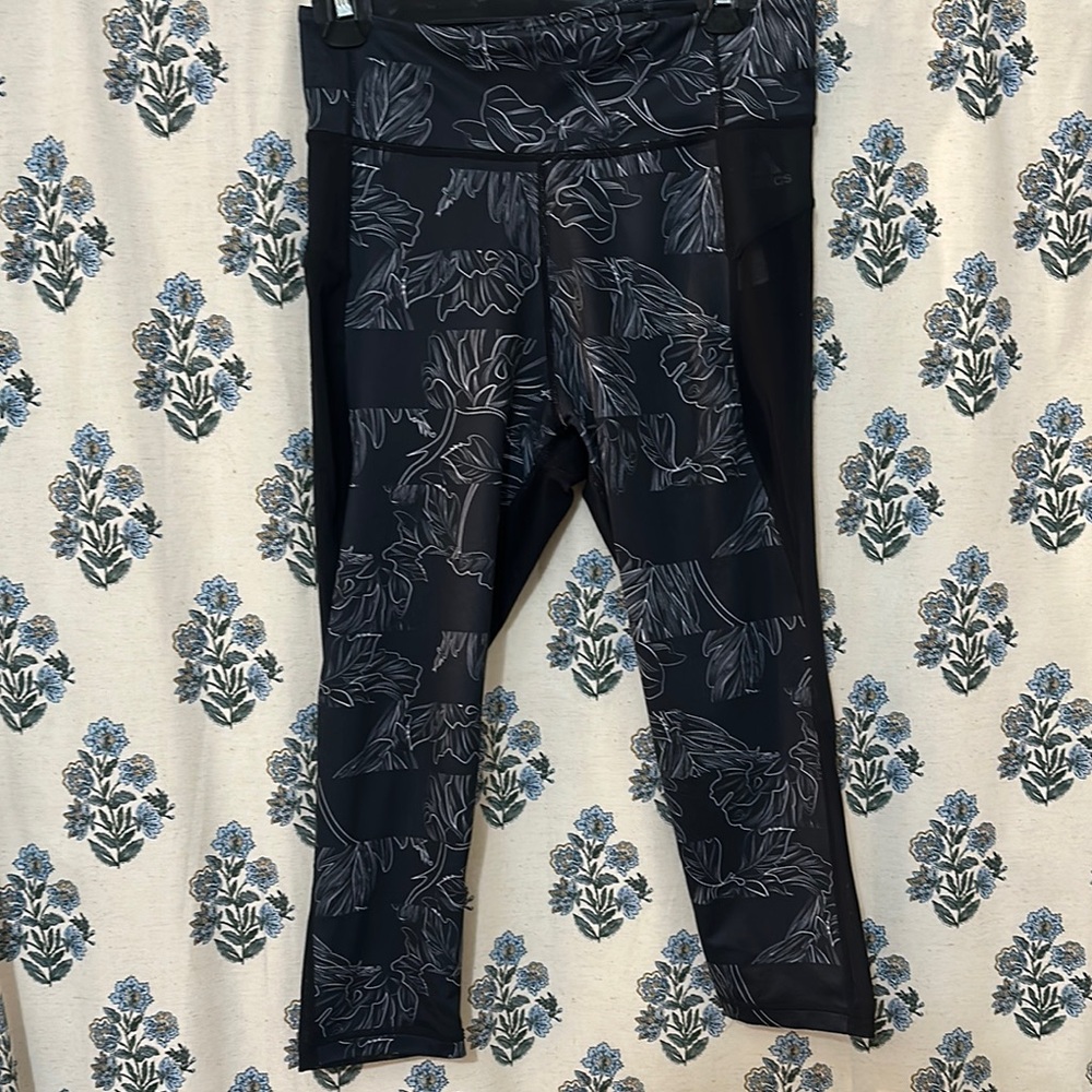 Women’s Adidas Black Patterned Capri Leggings Size M featuring Sheer panels